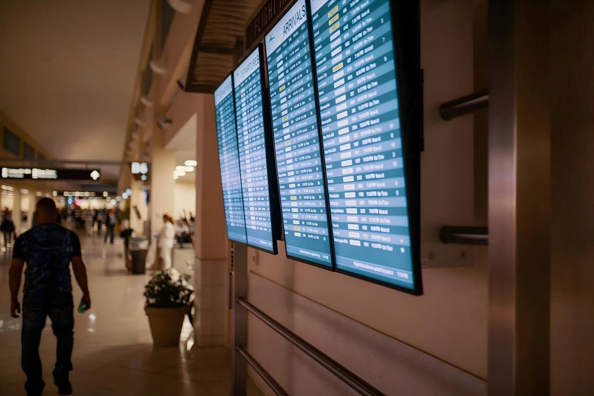 Advantages of vertical LCD advertising machine application in airports