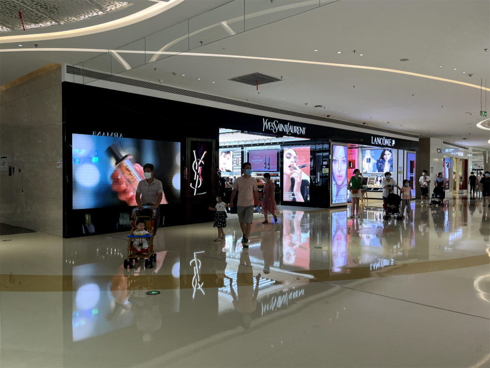 digital-signage-supermarket-1536x1152.png